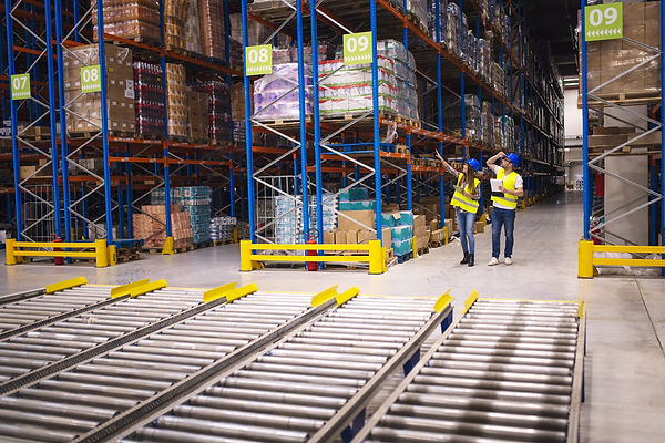 trabajadores mirando hacia arriba en bodega logistica