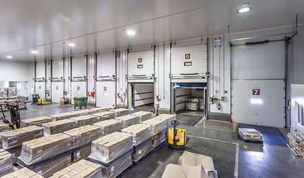 bahia de cargue y descargue de un centro logistico