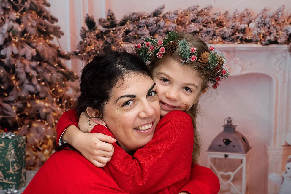 Maman et sa fille enlacé lors d'une séance noël à Izon