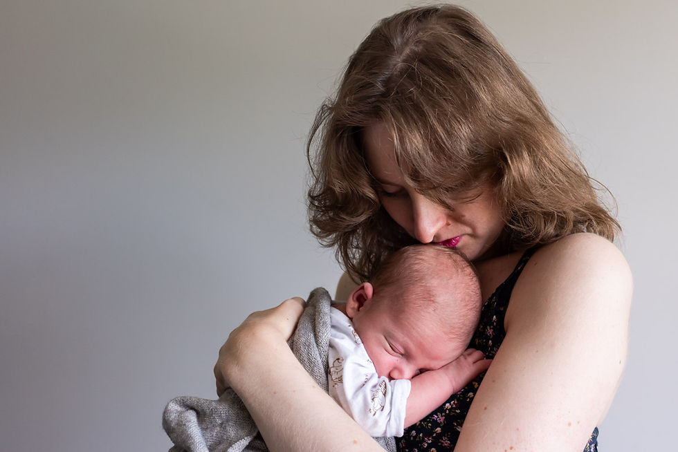 Portrait d'une maman regardant son bébé lors d'une séance photo mère enfant près de Bordeaux