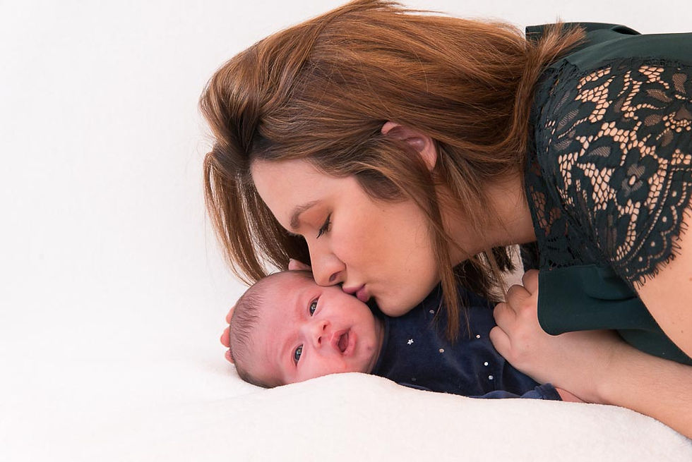 Maman embrassant son bébé lors d'une séance photo naissance en Gironde