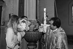 Baptême du petit bonhomme à l'Eglise.
Charme et émotion d'une photo en Noir&Blanc
Agnès A. Photographe