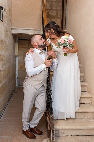 Mariage en Gironde,
Couple photo escalier.
Agnès A. Photographe