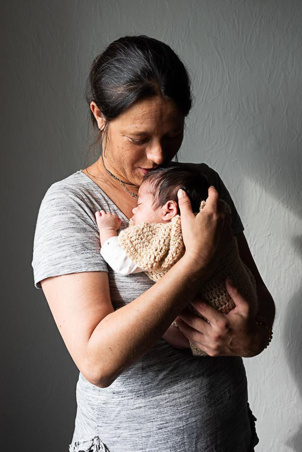 Maman serrant son bébé dans ses bras pendant une séance photo mère enfant près de Bordeaux
