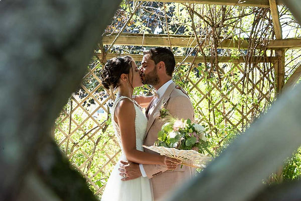 Photographe mariage à izon en Gironde
Couple enlacé dans une roseraie