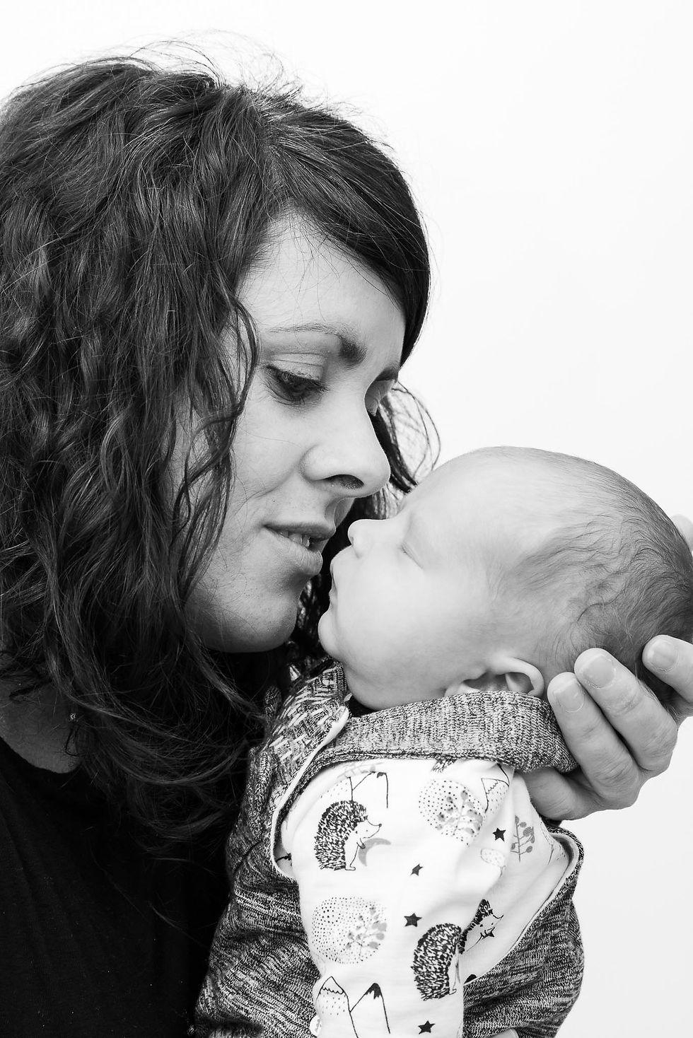 tendre regard d'une maman sur son nouveau né en Gironde