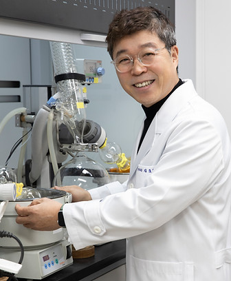 김호철 교수 사진 : 가운 착용한 채로 연구소에서 기기와 포즈를 취함