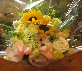 山梨県中央市　花屋　丹沢生花店　祝い花　寄せカゴ　プレゼント　鉢花　観葉植物の寄せ植え　退職祝い　送別会　発表会　記念日