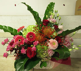 山梨県中央市　花屋　丹沢　祝い花　寄せカゴ　プレゼント　鉢花　観葉植物の寄せ植え　退職祝い　送別会　発表会