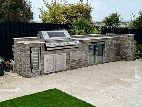 stone-tile-outdoor-kitchen-with-bbq-sink-and-fridge