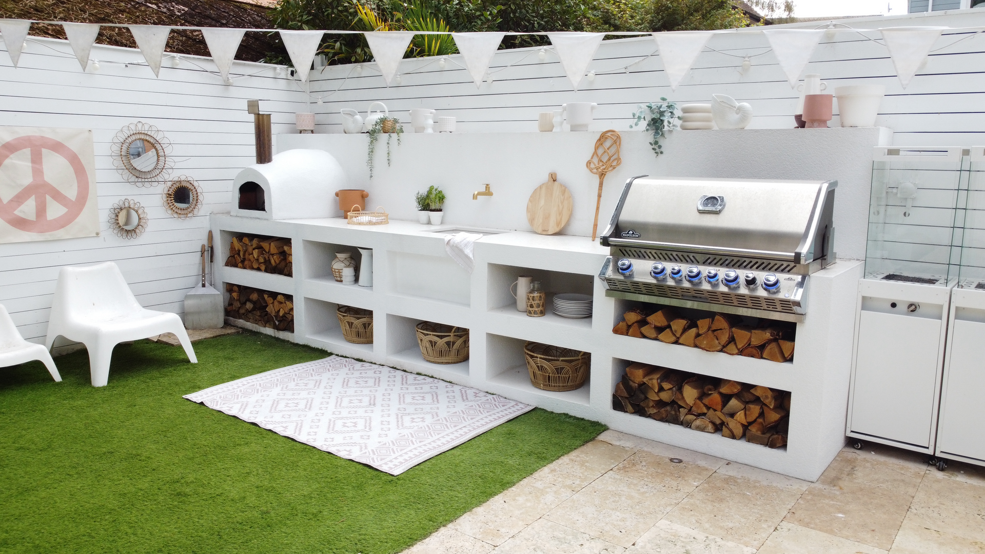 mediteranean-style-white-rendered-outdoor-kitchen-with-bbq-and-pizza-oven