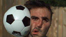 Goditja me top futbolli në xhirim të ngadalësuar  [Video]
