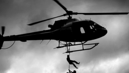 Mbi 3 mijë policë ndjekin të burgosurin e arratisur me helikopter