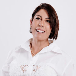 Alessandra, integrante do grupo de preletores do Colo do Pai gravando devocionais para fortalecer vi