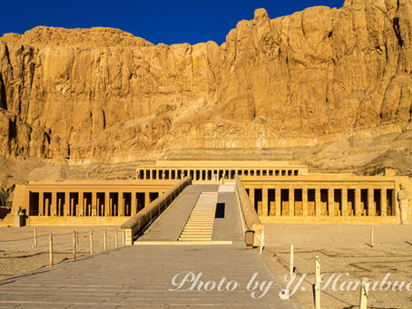 エジプトツアー(5) 神殿巡り#3 ハトシェプスト女王葬祭殿、メムノンの巨像(2025年12月2日)