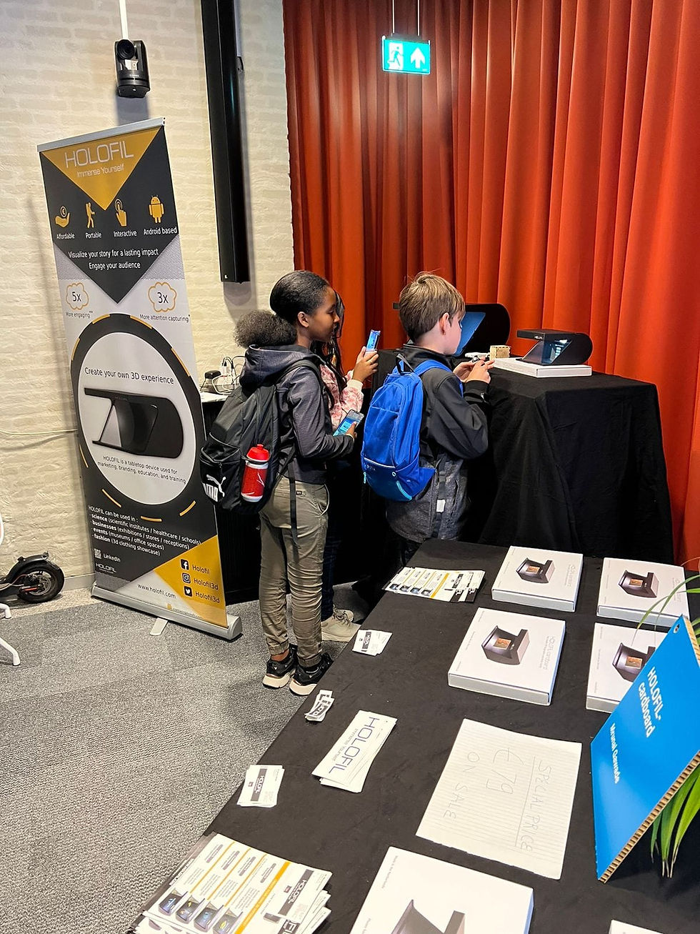 kids playing Eindhoven maker fair