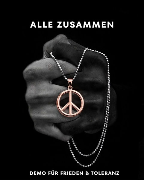 Hände die eine kette mit einem Peacezeichen halten