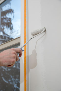 peinture-appartement-renovation-peinture-blanche-salle-rouleaux_455891-1240