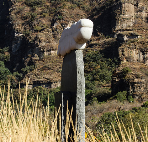 Nube con montaña en relieve. Granito negro, mármol blanco en Dilao campo escultórico en Tepoztlán.