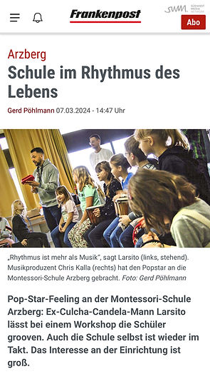 Larsito spricht vor eine Schulklasse über Rhythmus.