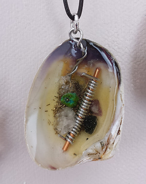 small clam pendant