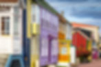 Maisons colorées au centre-ville de Saint-Pierre-et-Miquelon, reflétant l’architecture typique de l’archipel avec ses façades vibrantes et son charme unique.