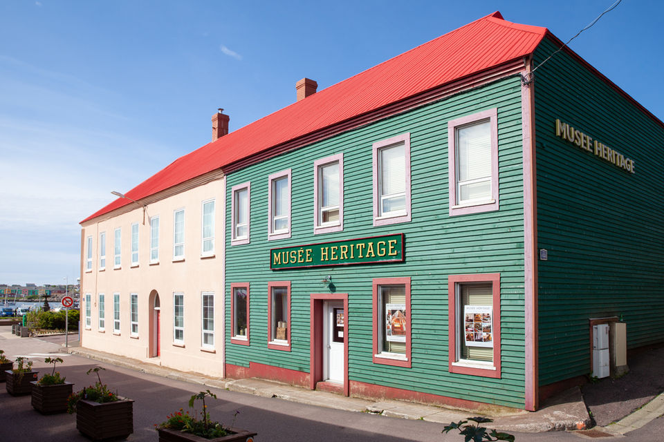 Musée Héritage à Saint-Pierre-et-Miquelon, ancien bâtiment utilisé par Henri Morazé durant la Prohibition pour stocker des caisses d’alcool et abriter son bureau, aujourd’hui témoin du patrimoine historique de l’archipel.