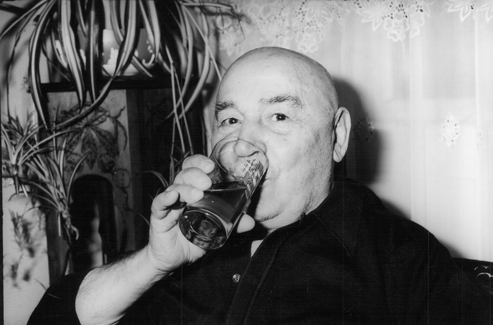 Photographie d’époque en noir et blanc de Henri Morazé, figure emblématique de Saint-Pierre-et-Miquelon durant la Prohibition, surnommé le 'Gentleman Bootlegger' pour son rôle clé dans le commerce clandestin d’alcool.