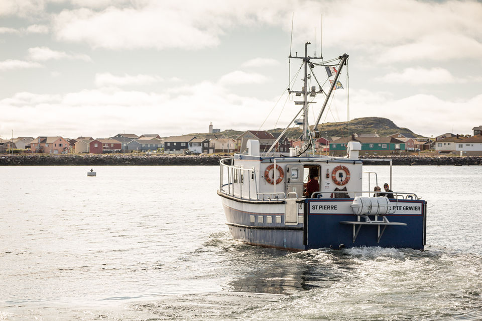 The P'tit Graviers boat provides a shuttle between Saint-Pierre and Île aux Marins, transporting passengers across the Atlantic Ocean to discover the heritage of the archipelago.