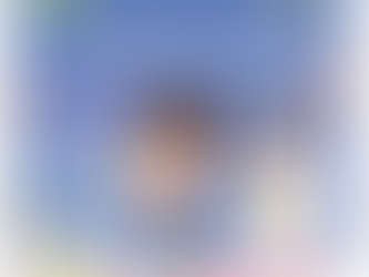 Dibujo de un niño frente a material de laboratorio y una mujer con bata blanca detrás