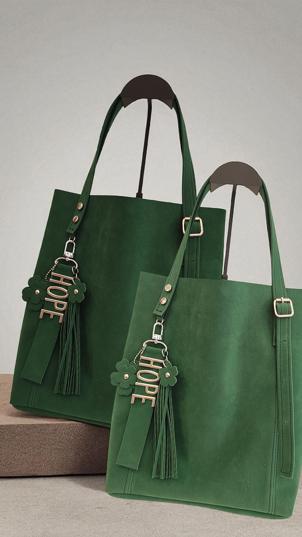 Thumbnail: TOTE SANDRINE