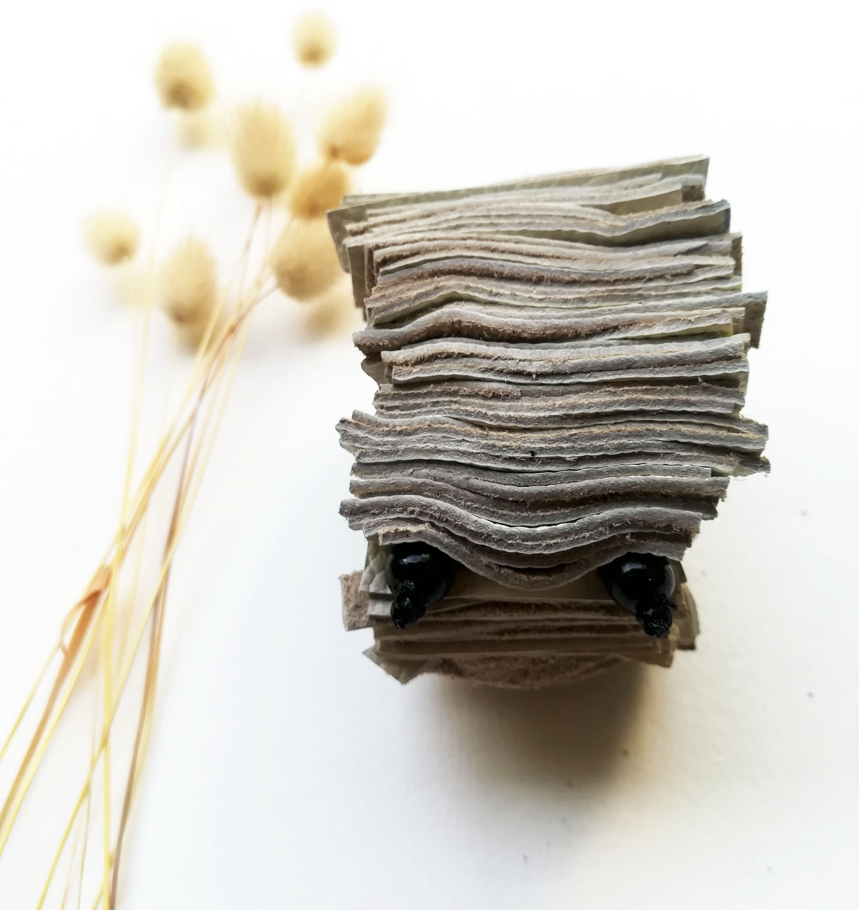 Λευκό δερμάτινο βραχιόλι (κοσμήματα τέχνης)( κωδ. 0099)