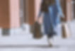 女孩與購物袋