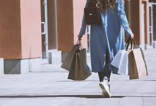 ショッピングバッグを持つ少女