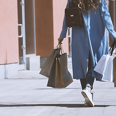 ショッピングバッグを持つ少女 