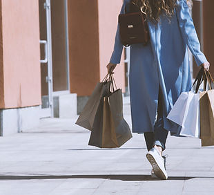 Ragazza con i sacchetti di acquisto 