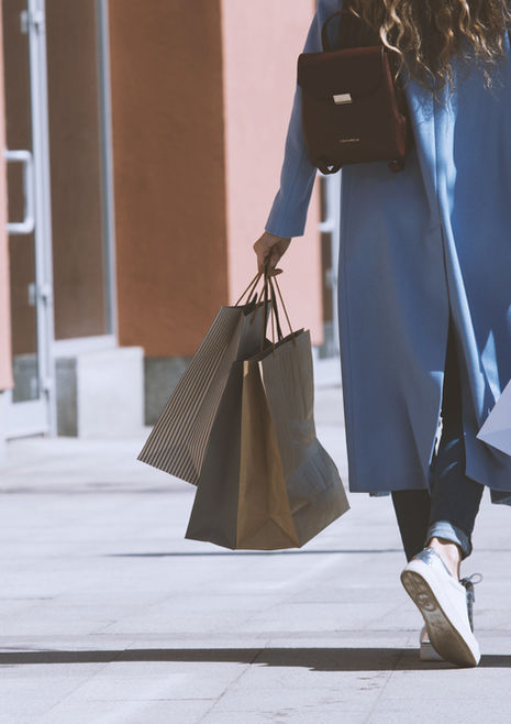 Ragazza con i sacchetti di acquisto