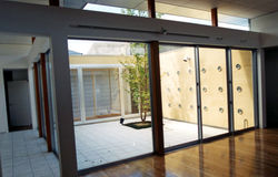 リビングから中庭を見る