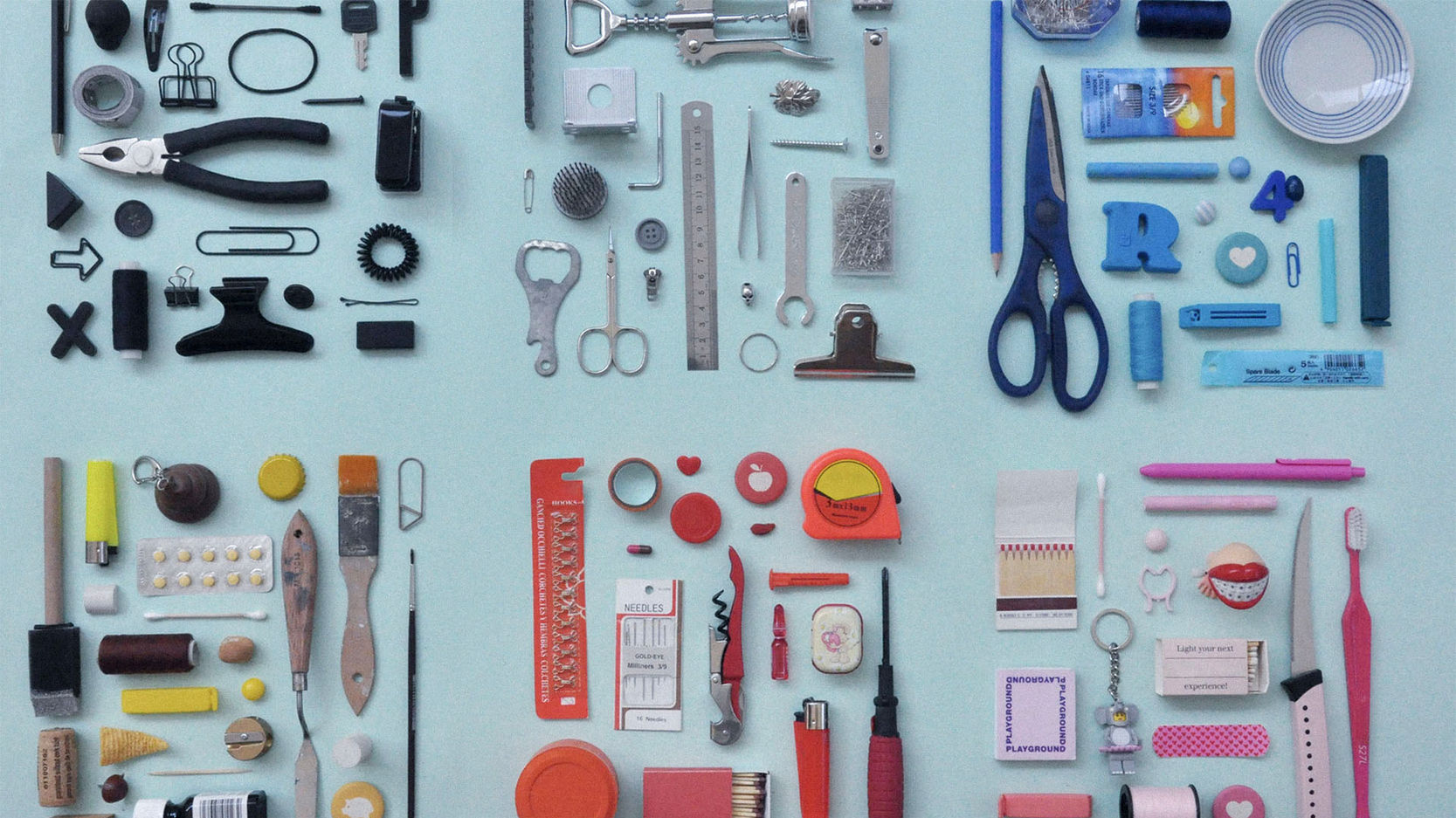 Das Bild zeigt eine Auslage von vielen Werkzeugen für kreative Gestalter wie Schere, bunte Zeichen- und Malstifte und vieles mehr. Die Auslage steht für die das gesamte Leistungsangebote von ShowYou: Entwurf, Kreation, Planung und Ausführung in allen Designvorhaben.