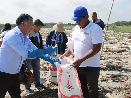 Prefecto propone aunar esfuerzos para descontaminar los manglares