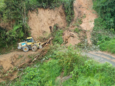Prefectura despeja las vías de Piñas afectadas por derrumbes
