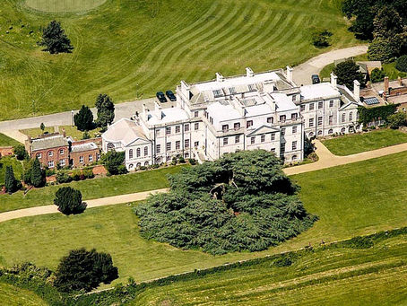 A Regal Roast at Addington Palace – Caitlin & Ben’s Grand Wedding Celebration