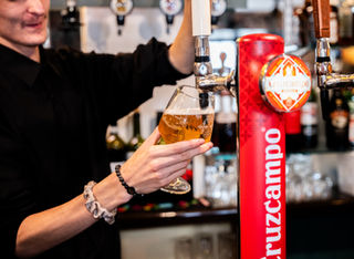Pouring a pint of Cruzcampo