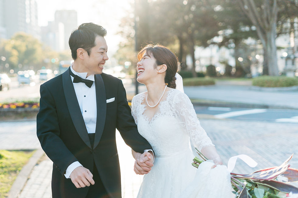 夫婦が微笑み合うウェディングフォト