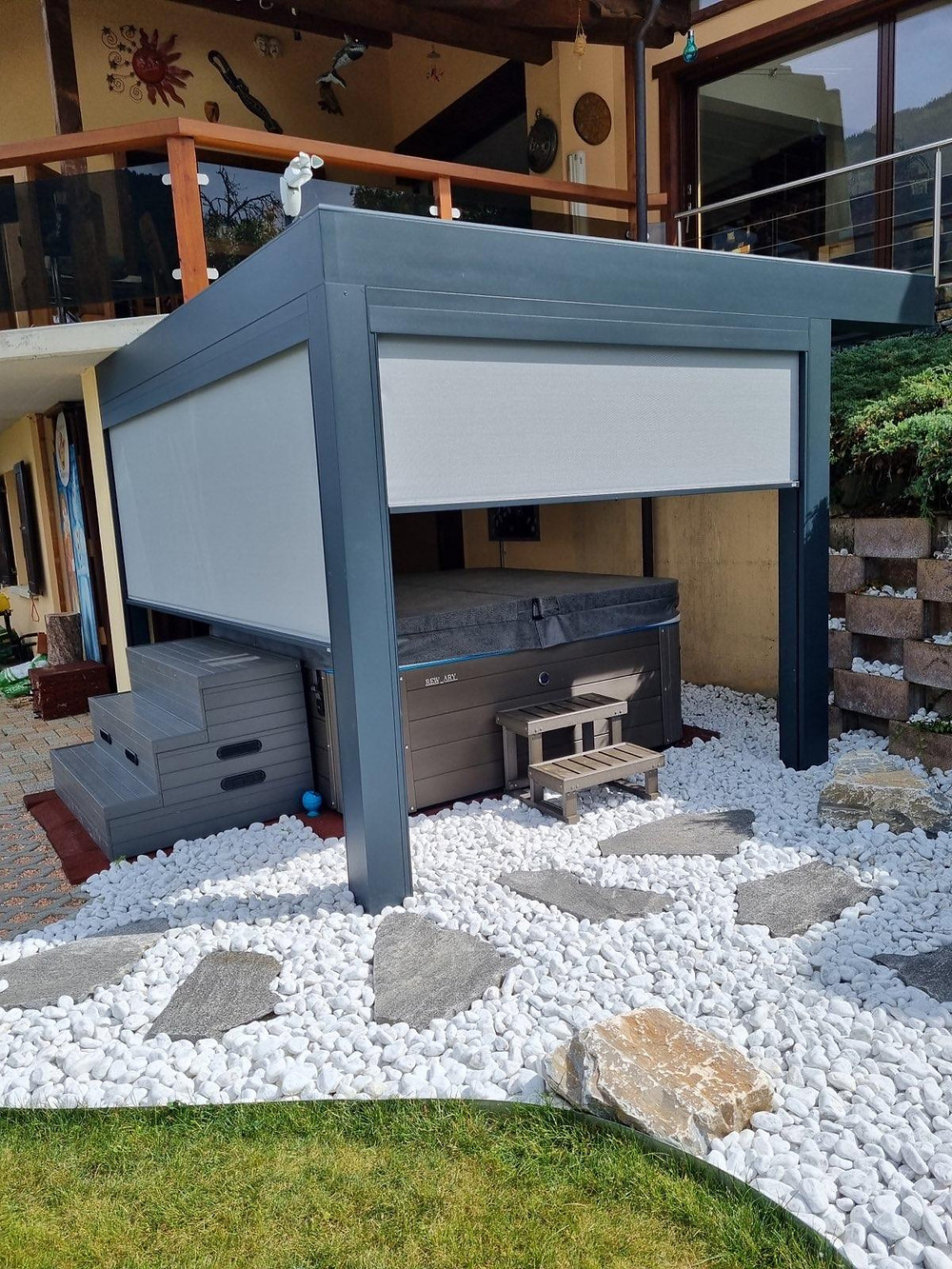 Valais Troistorrents - Pergola bioclimatique abri avec stores pour spa