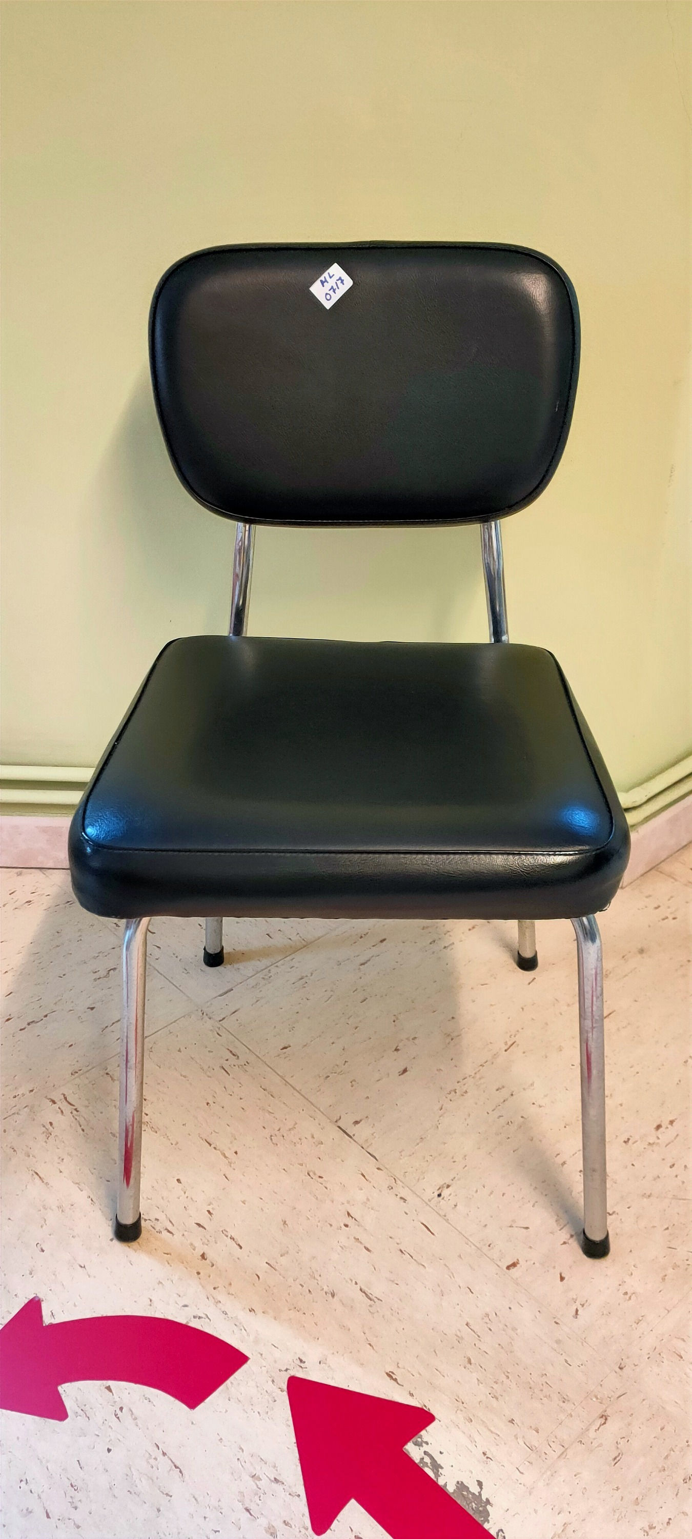 Silla cromada tapizada simil piel negro