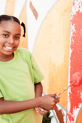 Niños pintando la pared