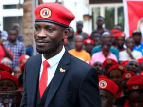 በዩጋንዳ የፕሬዘዳንት ዩዌሪ ሙሴቪኒ የምርጫ ዋነኛ ተፎካካሪ የነበረው ሮበርት ካያጉላኒ ለፖሊስ እጅ እንዲሰጥ ከትናንት አንስቶ የ48 ሰዓታት ጊዜ ተሰጠው፡፡