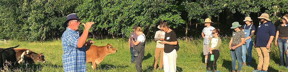profesor y alumna en un campo lechero.jpg