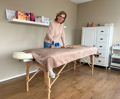 Anne in haar cupping praktijk in Huizen